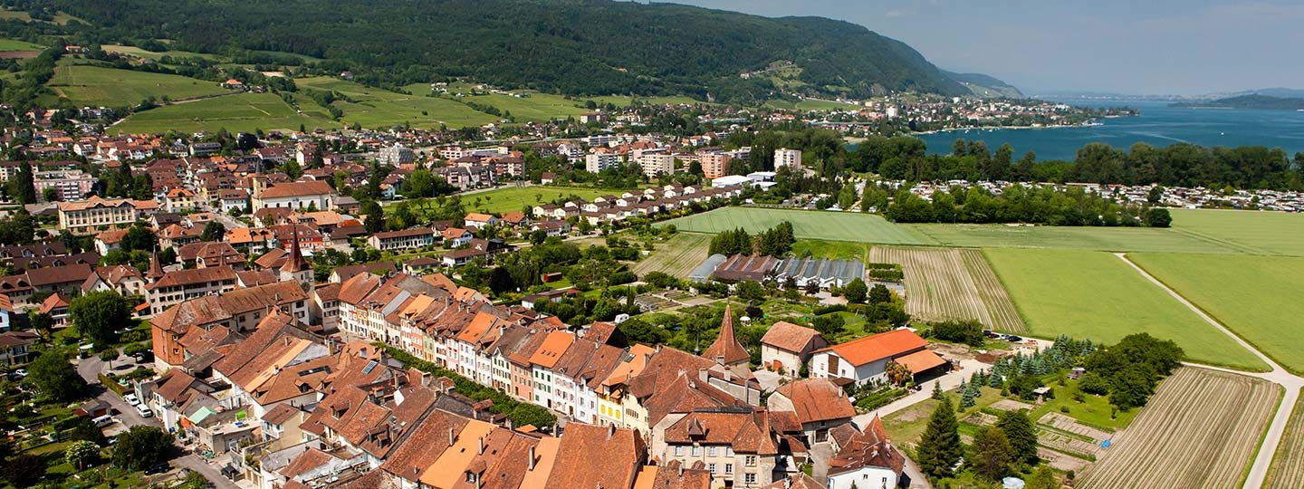 Le camping des Pêches près du bourg du Landeron