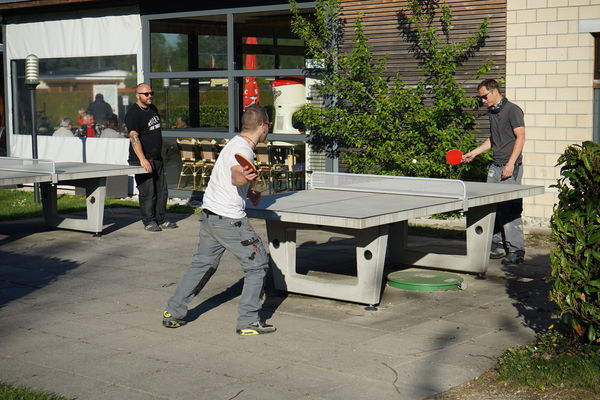 [Translate to English:] Activité pingpong au camping des Pêches du Landeron