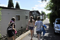 [Translate to English:] Après la plage, le retour vers le camping de passage des Pêches du Landeron