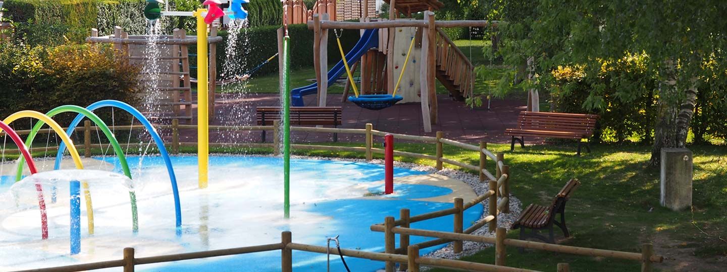 Les aires de jeux et de jeux d'eau font le bonheur des enfants au camping des Pêches du Landeron