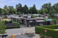 [Translate to Deutsch:] En direction du magasin, bord du lac, plage et piscine depuis la zone du camping de passage du camping des Pêches du Landeron